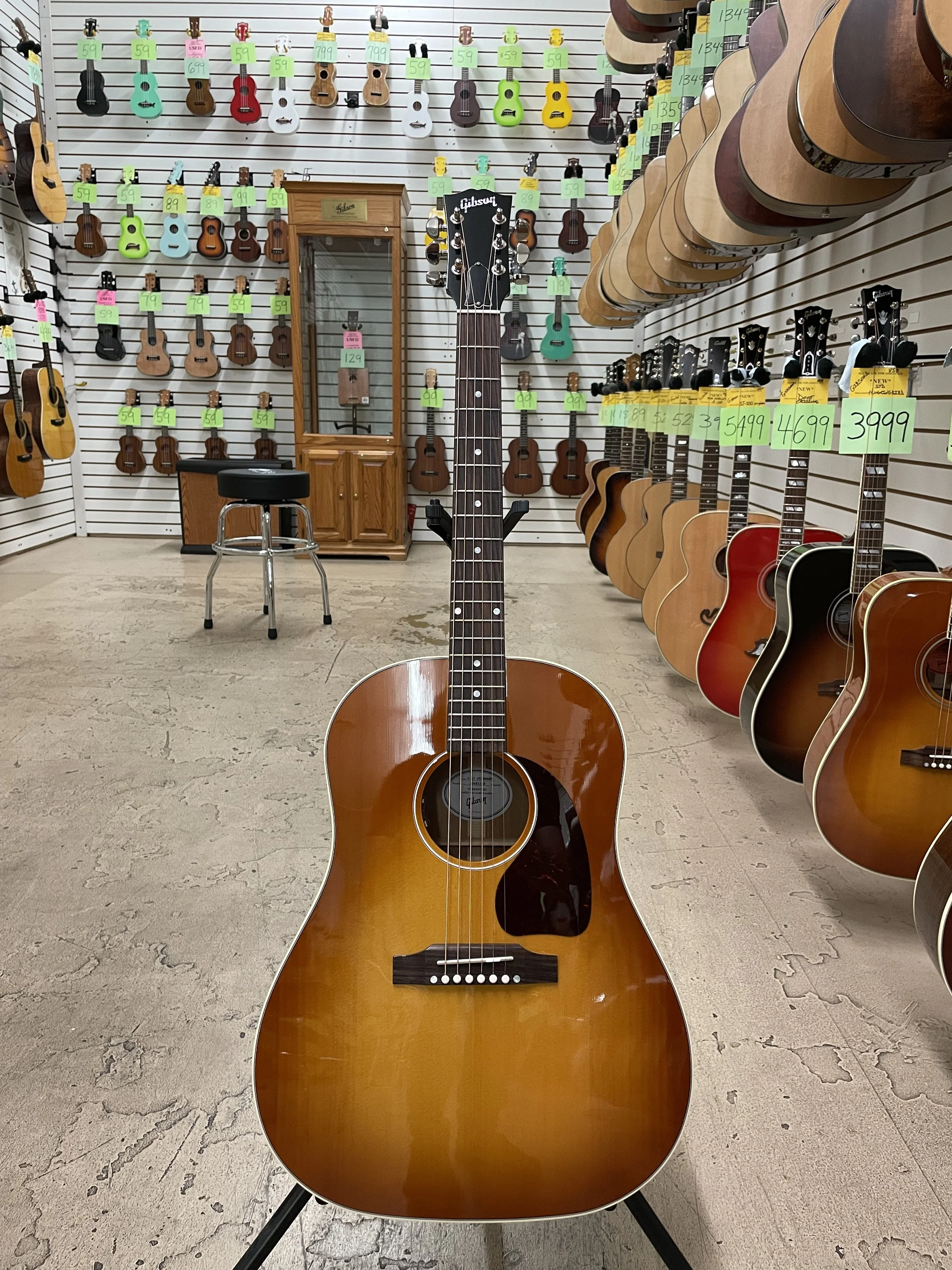 Gibson Acoustic Guitars — Bizarre Guitar